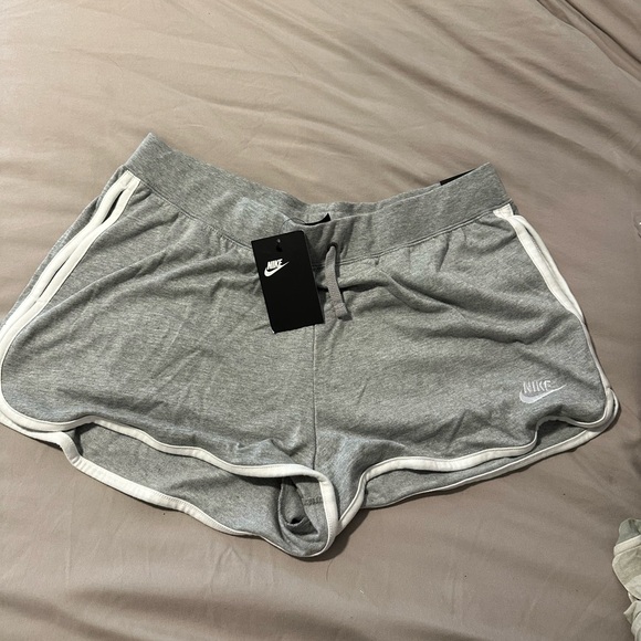 NWT Nike Women’s Shorts XL - Picture 4 of 4